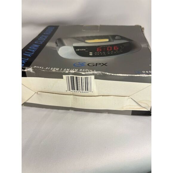 GPX Alarm Clock Radio with Snooze and Sleep Functions - Picture 3 of 6